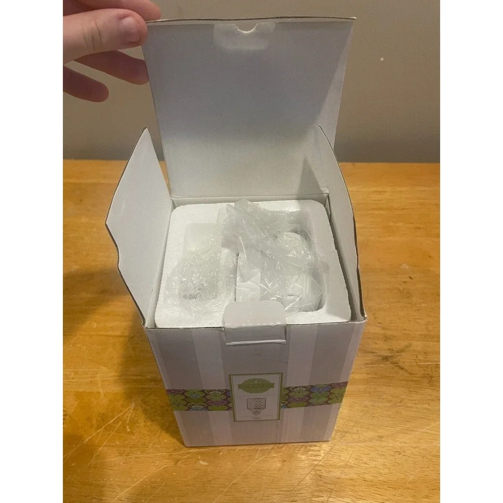 Scentsy‎ GEO PLUG IN Glass Wall Wax Warmer Mini Night Lite Discontinued NIB